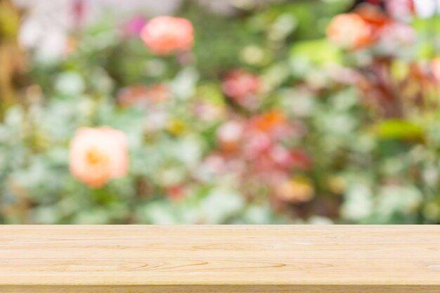 Dessus de table en bois vide avec des fleurs rose flou