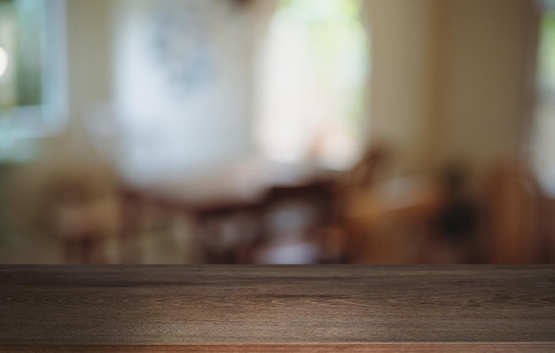 Dessus de table en bois vide et flou de l'arrière-plan du jardin de la porte Espace de table en bois vide pour la promotion du marketing de texte espace de copie de table en bois vierge pour le fond