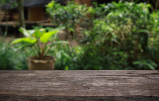 Dessus de table en bois vide et flou de l'arrière-plan du jardin de la porte Espace de table en bois vide pour la promotion du marketing de texte espace de copie de table en bois vierge