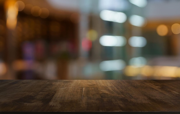 Photo dessus de table en bois vide et flou de l'arrière-plan du jardin de la porte espace de table en bois vide pour la promotion du marketing de texte