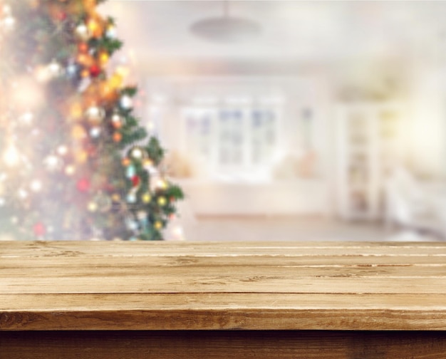 dessus de table en bois vide et flou de la pièce avec un fond d'arbre de noël,