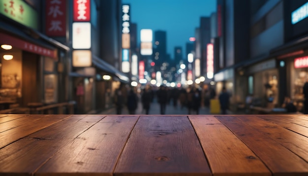 Le dessus de table en bois vide avec un fond flou de la ville nocturne du Japon