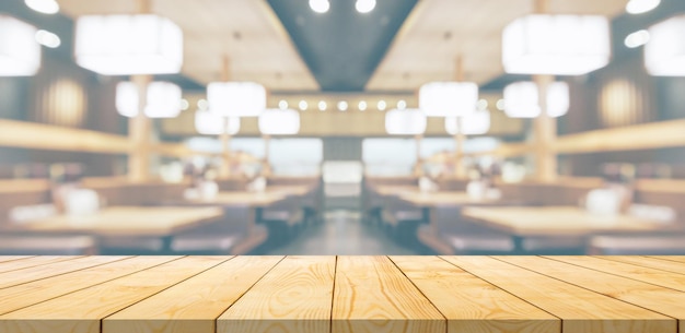 Dessus de table en bois vide avec fond de restaurant japonais flou