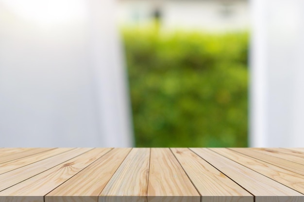 Dessus de table en bois vide avec fond de rideau de fenêtre flou pour l'affichage du produit