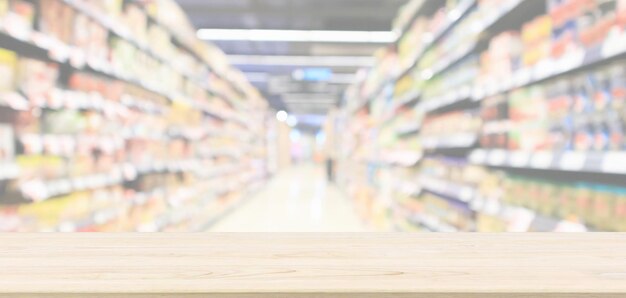 Dessus de table en bois vide avec intérieur abstrait de l'allée du supermarché floue arrière-plan défocalisé