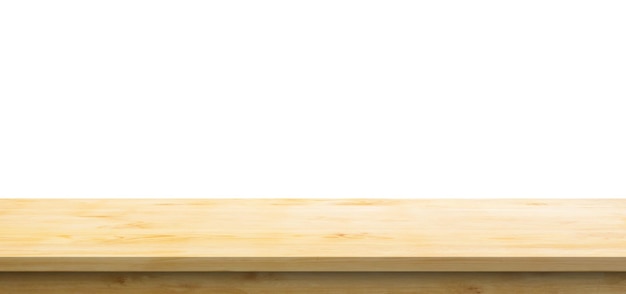 Dessus de table en bois vide isolé sur fond blanc pour le montage de l'affichage du produit