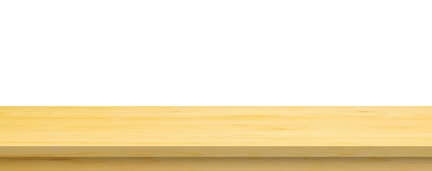Dessus de table en bois vide isolé sur fond blanc pour le montage de l'affichage du produit