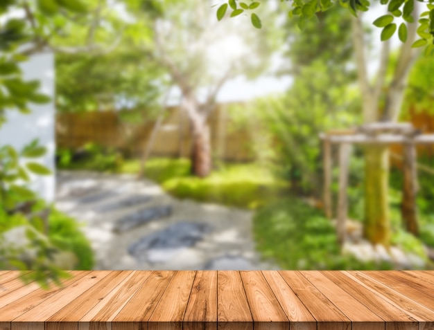 Dessus de table en bois vide sur jardin flou