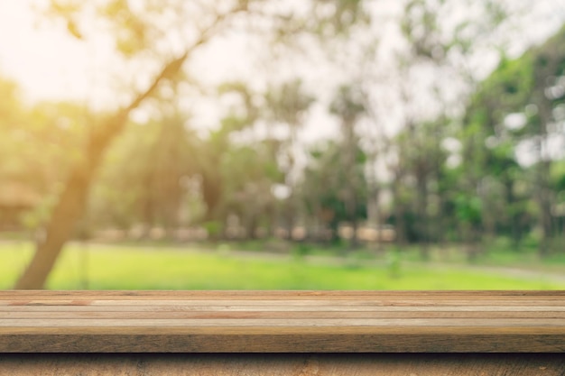 Dessus de table en bois vide et montage d'affichage bokeh vert pour produit avec espace