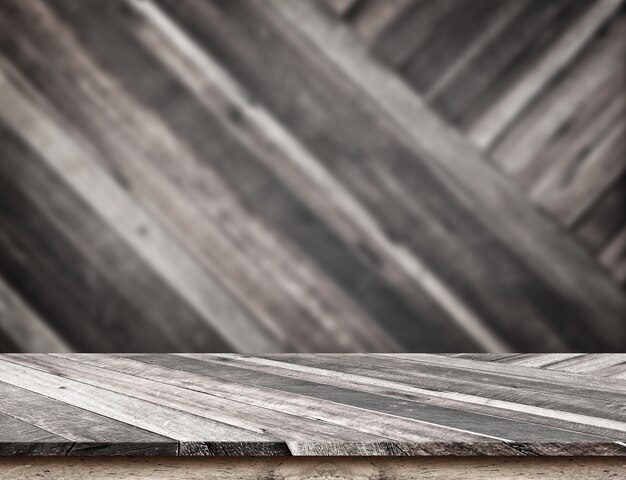 Dessus de table en bois vide avec paroi en bois floue diagonale.