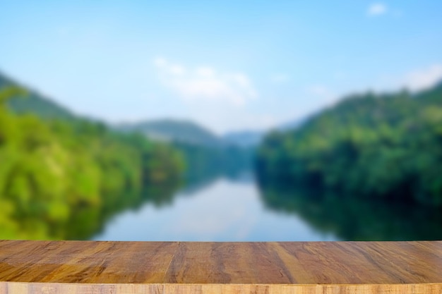 Dessus de table en bois vide pour placer des produits et tout sur fond de paysage naturel flou