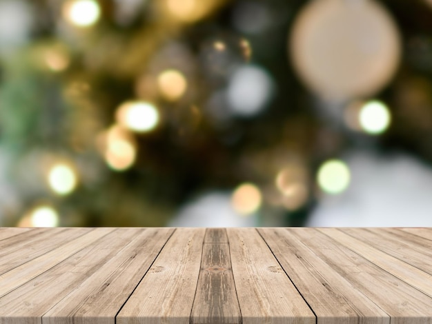 Dessus de table en bois vide et salle de flou avec un fond d'arbre de Noël, adapté au produit de montage