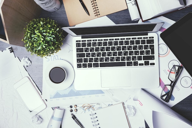 Dessus de table de bureau avec appareils vides