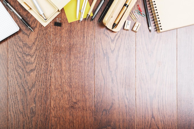 Dessus de table de bureau en bois avec fournitures