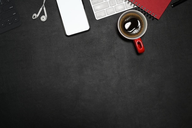 Dessus de table en cuir noir avec gadget de bureau.