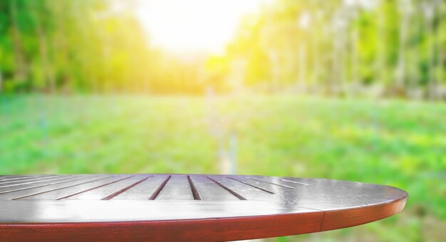 Dessus de table avec fond de nature flou