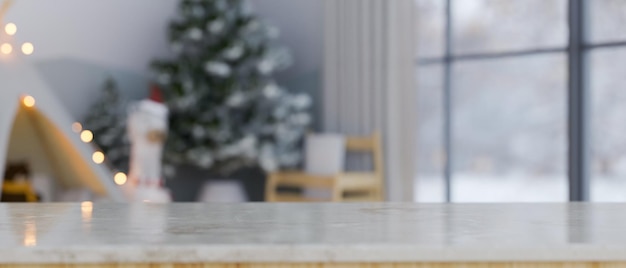 Dessus de table en marbre blanc sur fond flou du salon pendant les vacances de Noël