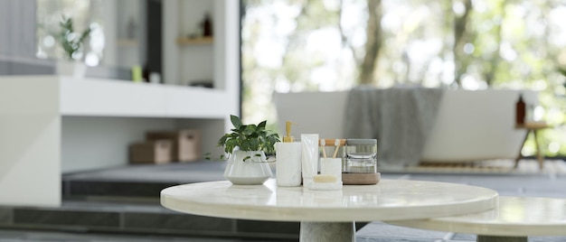 Dessus de table en marbre blanc de luxe avec accessoires de bain sur fond flou de salle de bain de luxe