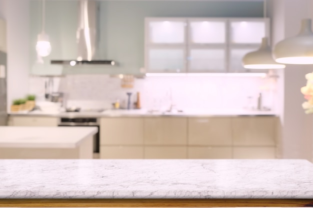 Dessus de table en marbre avec fond de salle de cuisine moderne.