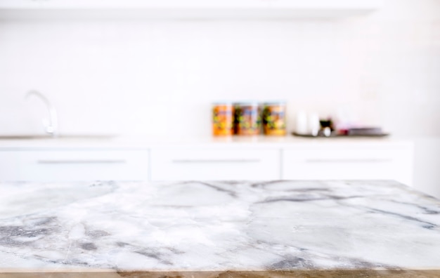 Dessus de table en marbre vide dans le fond intérieur de la cuisine