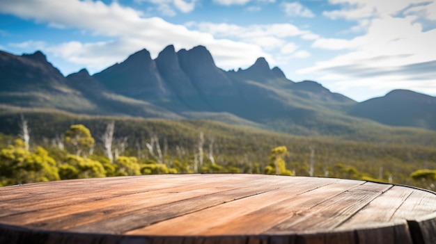 Le dessus de table marron en bois vide avec arrière-plan flou de Cradle Mountain en Tasmanie image exubérante