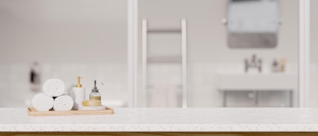 Dessus de table en pierre blanche moderne avec espace de copie sur une salle de bain blanche moderne floue