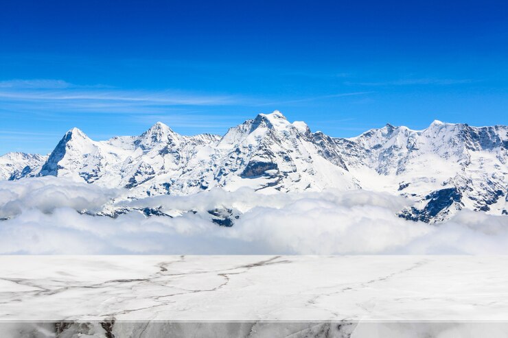 Photo dessus de table en pierre et fond de montagne de neige - peut être utilisé pour l&#39;affichage ou le montage de vos produits.