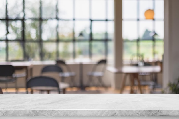 Le dessus de table en pierre de marbre blanc vide et l'espace intérieur de la bannière de café et de restaurant maquette l'arrière-plan abstrait peuvent être utilisés pour l'affichage ou le montage de vos produits