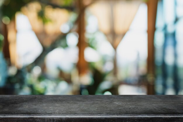 Dessus de table en pierre de marbre noir vide et intérieur de la fenêtre en verre flou