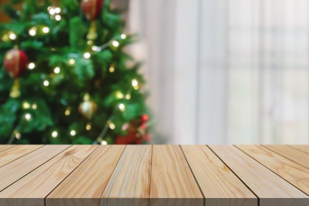 Dessus de table vide avec arbre de Noël flou avec fond clair bokeh