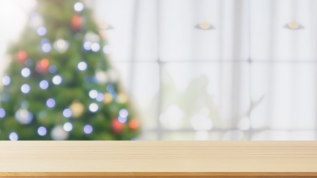 Dessus de table vide avec arbre de Noël flou avec fond clair bokeh