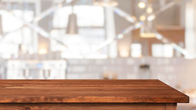 Dessus de table vide et intérieur flou du café ou du restaurant