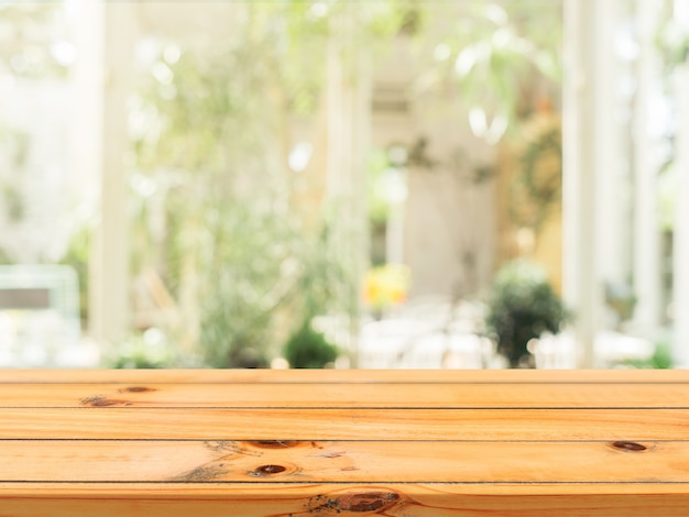 Dessus de table vide de planche de bois sur fond flou