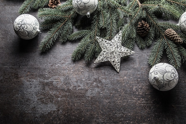 Dessus de vue boules de noël sapin cônes de pin sur fond de béton gratuit.