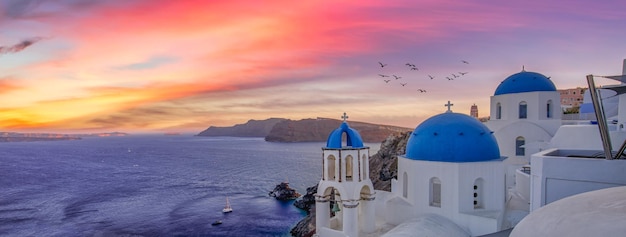 Destination estivale européenne. Concept de voyage, coucher de soleil pittoresque paysage célèbre de l'île de Santorin Oia