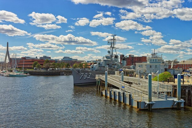 Destroyer de classe USS Cassin Young Fletcher amarré à Boston, aux États-Unis. C'est un monument historique national car seuls 4 destroyers de classe Fletcher sont encore à flot.