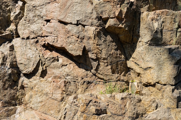 Destruction du rocher de la montagne après l'explosion. Fissures dans la roche granitique dues à l'activité humaine. Concept de problèmes environnementaux