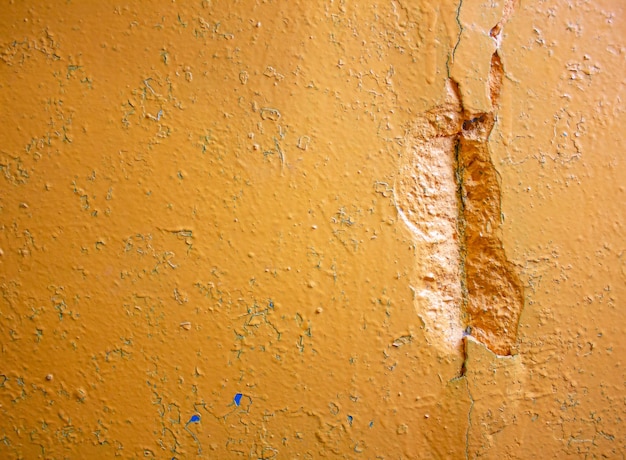 Destruction de l'évidement dans le mur Dommages aux murs en béton La fosse est une dépression ou un trou dans un mur en béton massif peint en orange