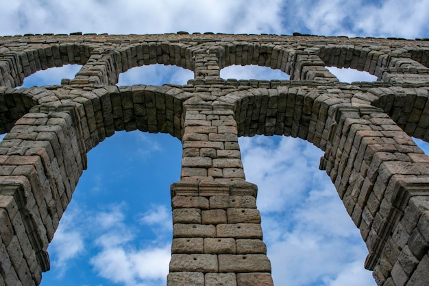 Détail de l'ancien aqueduc romain situé à Ségovie