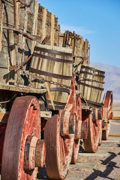 Détail de l'ancien chariot de train avec des tonneaux en bois