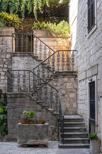 Détail de l'ancienne balustrade en fonte sur un escalier en pierre dans la vieille ville de Kotor Monténégro
