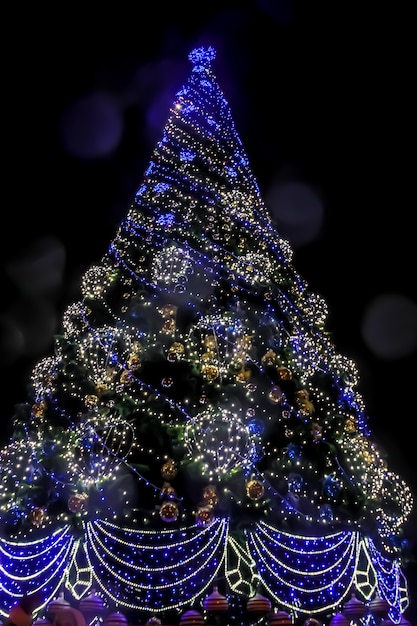 Photo détail de l'arbre de noël décoré avec des lumières de noël