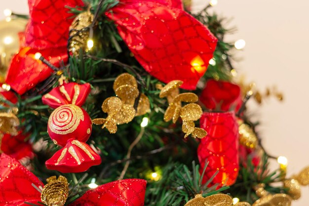 Détail de l'arbre de Noël orné - mise au point sélective