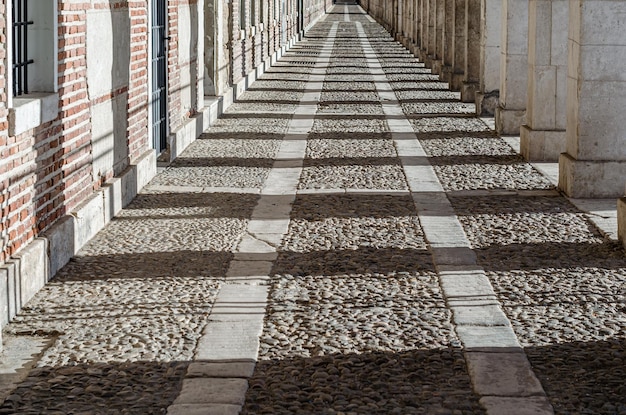 Détail architectural alternant des colonnes créant un effet de lumière et d'ombre