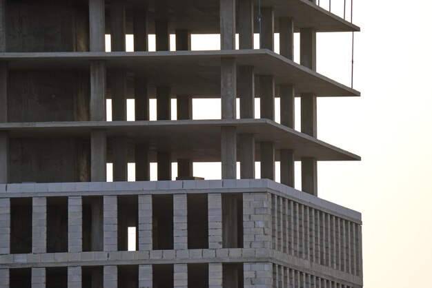 Détail architectural de l'ossature haute du bâtiment en béton monolithique en construction Développement immobilier