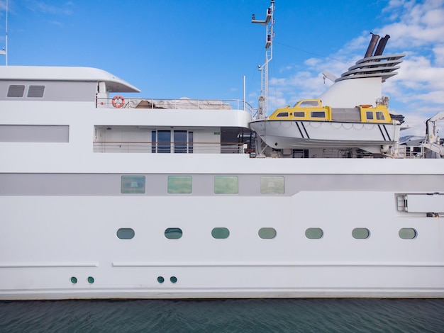 Détail architectural d'un yacht avec fenêtres et pont