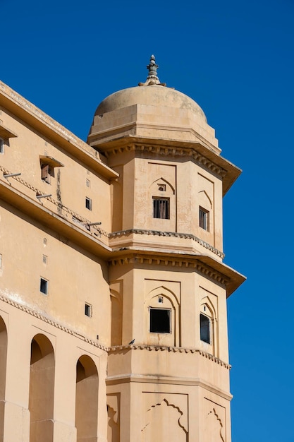 Photo détail de l'architecture, façade décorée à udaipur, rajasthan, inde. fermer