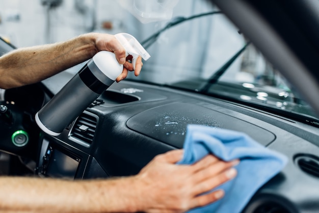 Détail automatique de l'intérieur de la voiture sur le service de lavage de voiture.