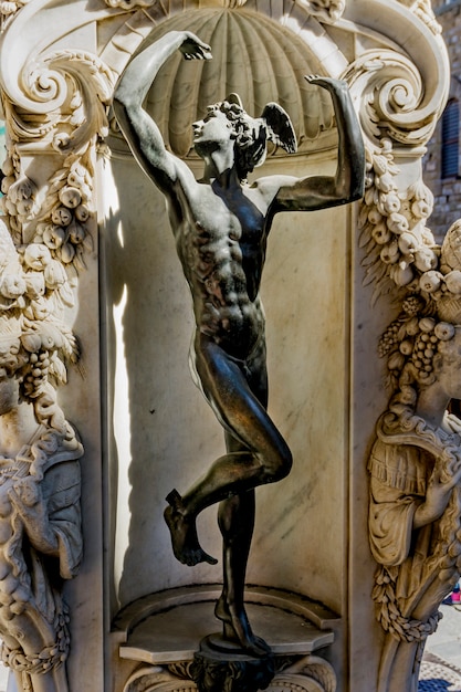 Détail de la base de la sculpture Persée avec la tête de Méduse à Loggia dei Lanzi à Florence, Italie