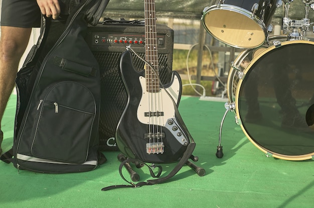 Détail d'une basse acoustique dans une nature morte à un concert de rock.